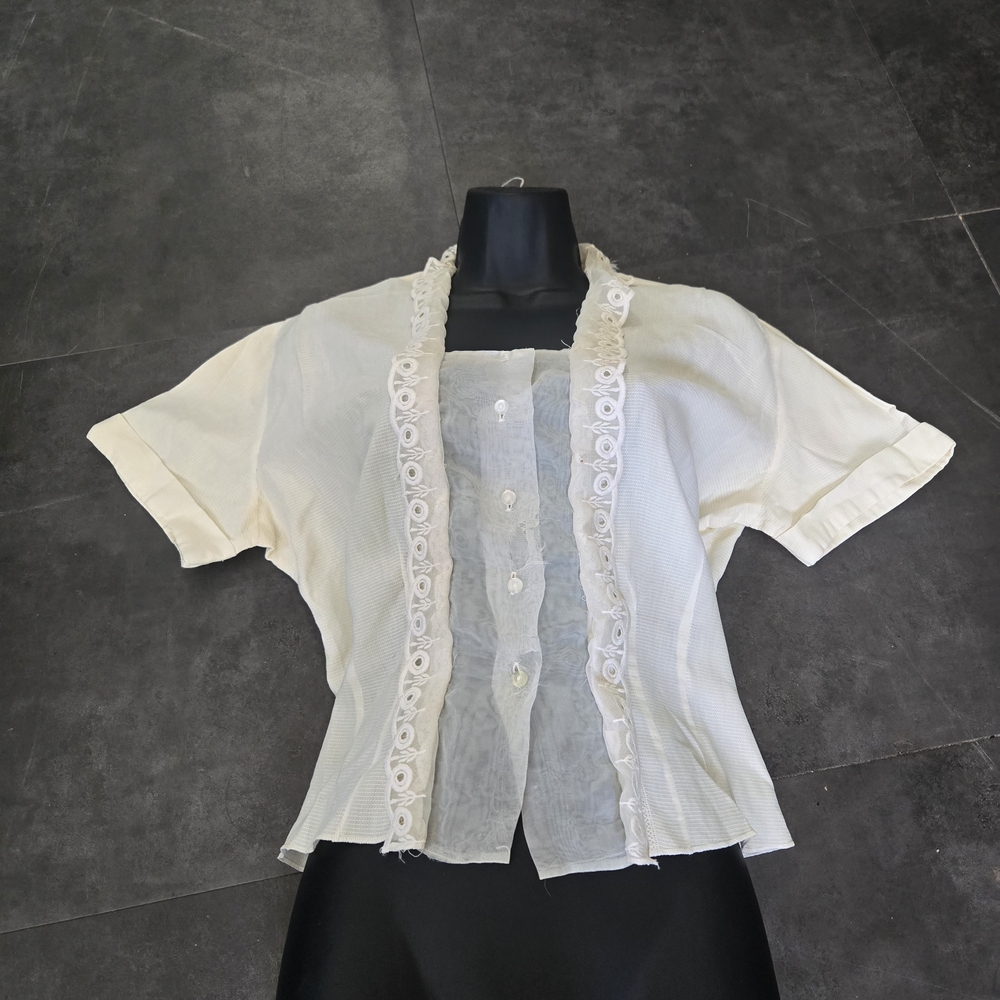 WEBER‎ VINTAGE Chic Cream Button-Up Blouse with Lace Detail